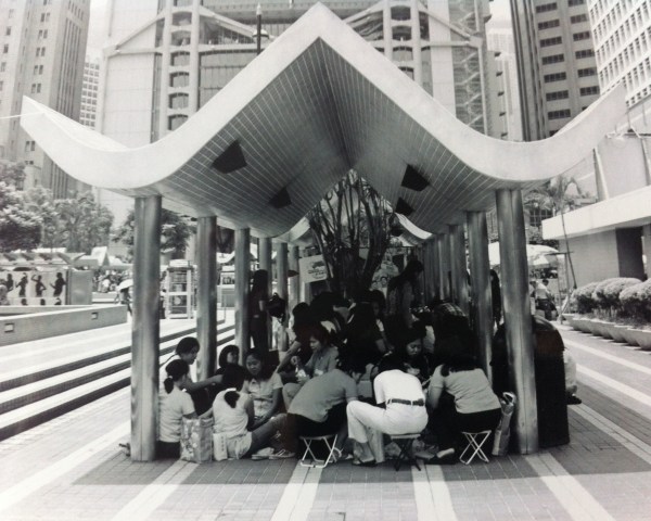 Søndagspicnic i HSBC-bygningen i det centrale Hong Kong