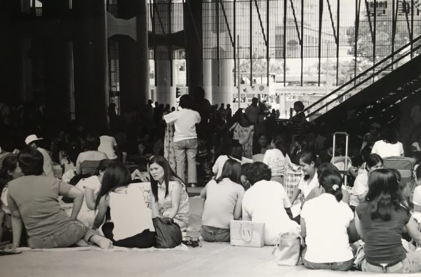 Søndagspicnic i HSBC-bygningen i det centrale Hong Kong