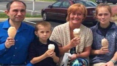 Stranger snaps photo of family eating ice cream together – days later receives text that changes everything