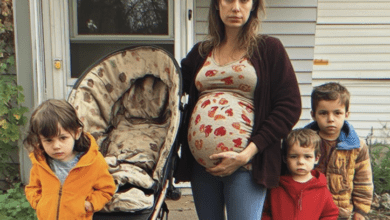 Mom Sells Old Stroller to Feed 4 Kids, Finds It on Her Doorstep the Next Day with Note Inside